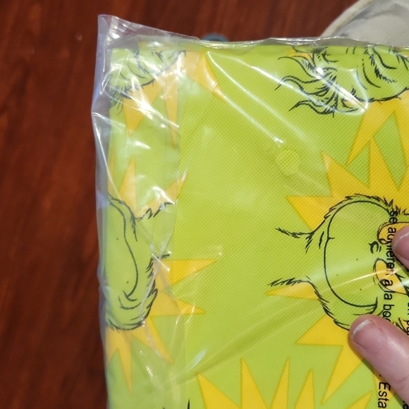 Grinch table cloth 52 x 70 inches new - Picture 7 of 7